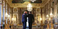 Usa-Iran, firmato protocollo in digitale, Trump lo sigla a Versailles. Dubbi sull'incontro a Lucerna