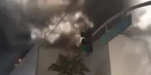 Maxi incendio a Los Angeles, nube tossica sulla citt&agrave;: evacuazioni e allarme ammoniaca
