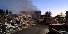 Livorno, incendio nella zona industriale: scuole chiuse. La nube a nord della citt&agrave;
