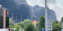 Nella notte missili balistici su Kiev. Droni su Mosca, Zelensky conferma: "Colpita raffineria"