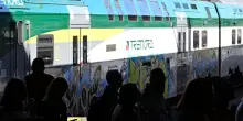 Rimane schiacciato fra le porte di un treno a Milano, &egrave; in condizioni gravissime
