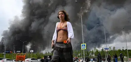 Il cielo nero di Mosca dopo l'attacco di 200 droni ucraini: in fiamme una grande raffineria