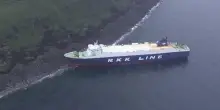 Nave cargo finisce sugli scogli di un'isola vicino a Tokyo: le immagini