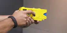 Cresce l&rsquo;uso del Taser in Italia ma pu&ograve; essere letale: sette morti dal 2022 a oggi