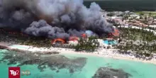 Incendio nel resort a Santo Domingo: le fiamme alimentate dal vento che distruggono tetti in paglia