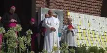 Il Papa ai giovani &ldquo;Costruite rapporti veri e non mediati dal telefonino&rdquo;