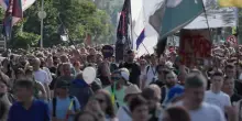 Novi Sad, studenti serbi di nuovo in piazza: "Elezioni anticipate!"