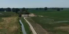 Crisi idrica del Po, il drone in volo sulle campagne vicine al fiume