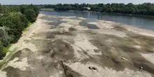 Il Po &egrave; in secca: drone lungo il fiume all'idrometro di Cremona mostra la lunga distesa senz'acqua