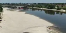 Ombrelloni sulle secche del Po in sofferenza, immagini dal drone da Isola Pescaroli