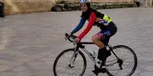 Auto travolge gruppo di ciclisti: uccisa una donna di 41 anni, sotto shock il compagno