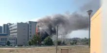 Paura a Ponticelli: fiamme all'Ospedale del Mare, coltre di fumo visibile in tutta la zona