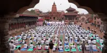 Saluto al sole tra i templi: il Nepal celebra la Giornata dello Yoga