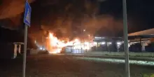 Maxi incendio in una fabbrica di Sarno, alta colonna di fumo visibile per chilometri
