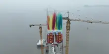 Fuochi d'artificio in Cina per la ferrovia dei record: 30 chilometri sospesi sul mare