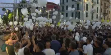 Centinaia di palloncini per Sofia. La mamma: "I responsabili paghino"