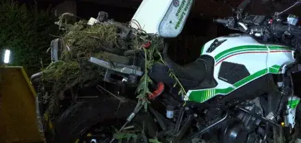 Agente muore in inseguimento di un'auto pirata, la moto incidentata portata via dal carro attrezzi