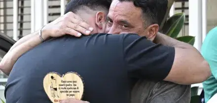 Gli sparano davanti casa, muore un ragazzo di 21 anni a Napoli. Il parroco: "Ragazzo mite"