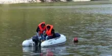 Cianobatteri nel lago siciliano: i prelievi Arpa nell'acqua per il campionamento