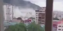 Le immagini del crollo di un edificio