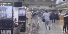 La folla terrorizzata all'aeroporto Internazionale Sim&oacute;n Bol&iacute;var di Maiquet&iacute;a