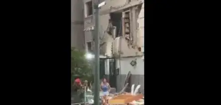 Fuga disperata da un edificio che si sbriciola: uomo porta via cani tra le urla