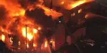 Le fiamme divorano il centro commerciale in Pennsylvania