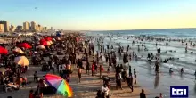 La gioia si cerca sulla spiaggia di Gaza City