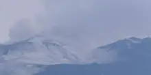 Grandine sul vulcano, maltempo in Sicilia, il fianco dell'Etna &eacute; imbiancato