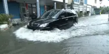 Il tifone Mekkhala investe l'isola di Taiwan: l'acqua arriva fino alle ginocchia