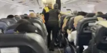 Passeggeri dell'aereo in preda al panico: carlinga trema all'impazzata per la scossa di terremoto