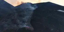 Le linee rosse della colata lavica riprese dal drone: l'eruzione dal vulcano Etna