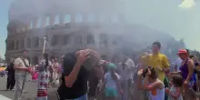 Caldo anomalo a Roma, aria fresca per i turisti: installati nebulizzatori al Colosseo