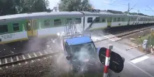Il furgone si blocca sui binari e il treno in corsa lo travolge