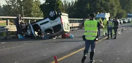 Bologna: minivan si ribalta in A14, muore una giovane donna. Grave il figlio di appena 6 mesi