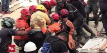 Venezuela, si sfiorano i mille morti. Ma i salvataggi miracolosi, soprattutto di giovani, continuano