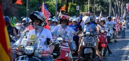 Roma, festa per gli 80 anni della Vespa: corteo in centro citt&agrave;
