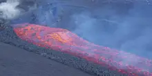 La colata lavica a quota 3000 metri sull'Etna vista da vicino