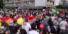 Il Pride a Bucarest: migliaia con la bandiera arcobaleno, controcorteo con icone cristiane e croci