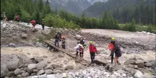 Frana si abbatte in val Genova, decine di escursionisti isolati per ore