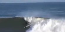 Surfisti in Irlanda: onde giganti a Strandhill, il video delle sfide contro il mare