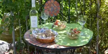 Per picnic, spiaggia e cene condivise, i consigli degli esperti per mangiare all&rsquo;aperto senza rischi