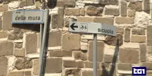 Vede un uomo parlare con la ex e lo uccide a calci e pugni, arrestato un 49enne a Mentana