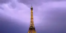 Un fulmine colpisce vicino alla Torre Eiffel a Parigi