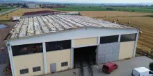 Temporale di calore, scoperchiato tetto di un'azienda nel torinese. Le immagini dal drone
