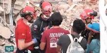 Nel Venezuela ferito i volontari che entrano "come topolini" tra le macerie per salvare i superstiti