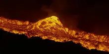 Etna,  la spettacolare colata di lava &egrave; un fiume di fuoco