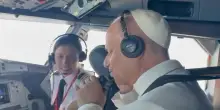 Il Papa in cabina di pilotaggio sull&rsquo;aereo per Barcellona: il volo sulla Sagrada Familia