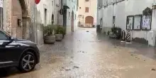 Bomba d'acqua a Volano, allagate strade, garage e cantine
