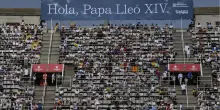 Leone XIV in Catalogna, la veglia allo Stadio Olimpico di Barcellona. Cori e ovazione per il Papa